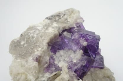 Fluorite violette sur calcite, Lavaux-Sainte-Anne, Namur, Belgique.