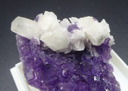 Calcite blanche sur Fluorite violette, mine de Fontsante, Var.