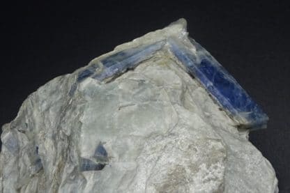 Disthène gemme sur Paragonite, Monte Campione, Tessin, Suisse.