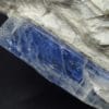 Disthène (kyanite) gemme sur Paragonite, Monte Campione, Tessin, Suisse.