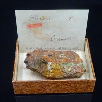 Olivenite aciculaire, Cornwall, Royaume-Uni.