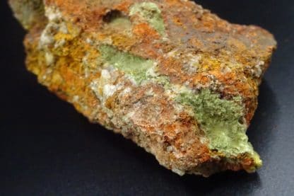 Olivenite aciculaire, Cornwall, Royaume-Uni.