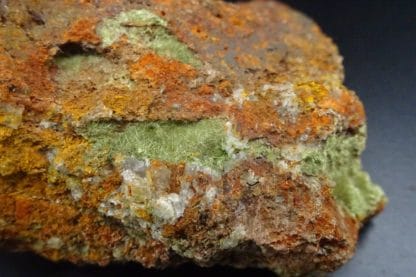 Olivenite aciculaire, Cornwall, Royaume-Uni.