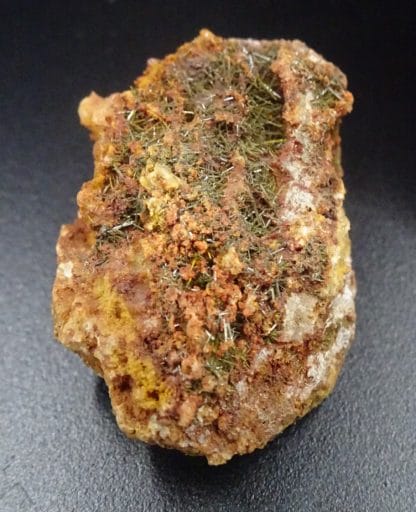 Olivenite aciculaire, Cornwall, Royaume-Uni.