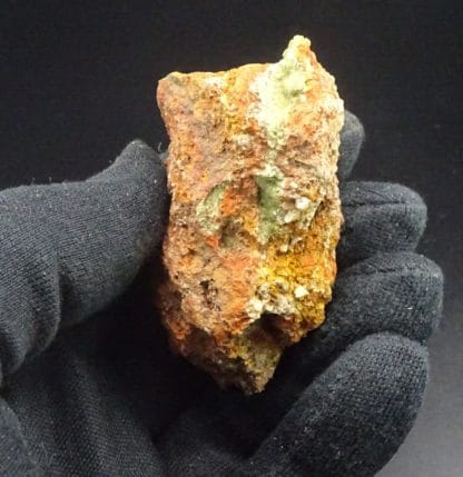 Olivenite aciculaire, Cornwall, Royaume-Uni.