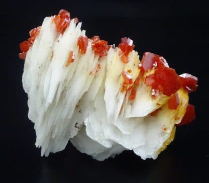 Vanadinite sur baryte, Mibladen, Maroc.