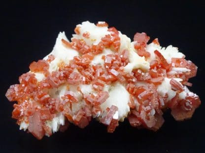 Vanadinite sur baryte, Mibladen, Maroc.