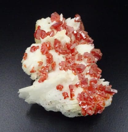 Vanadinite sur baryte, Mibladen, Maroc.