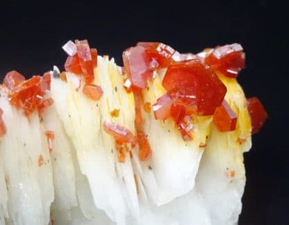 Vanadinite sur baryte, Mibladen, Maroc.