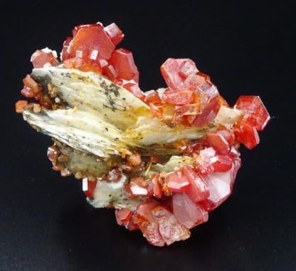 Vanadinite sur baryte, district de Mibladen, Maroc.