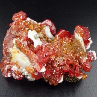 Vanadinite sur baryte, district de Mibladen, Maroc.