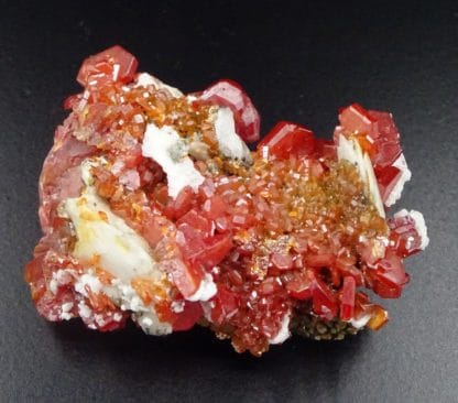 Vanadinite sur baryte, district de Mibladen, Maroc.