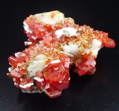 Vanadinite sur baryte, district de Mibladen, Maroc.