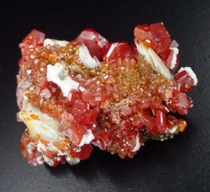 Vanadinite sur baryte, district de Mibladen, Maroc.