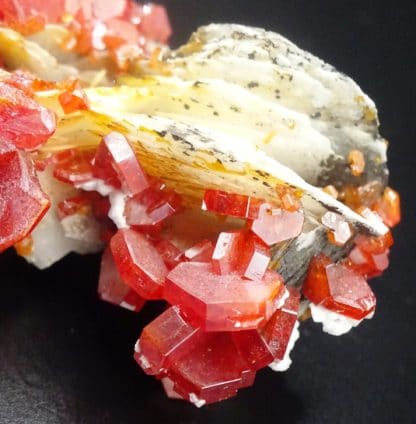 Vanadinite sur baryte, district de Mibladen, Maroc.