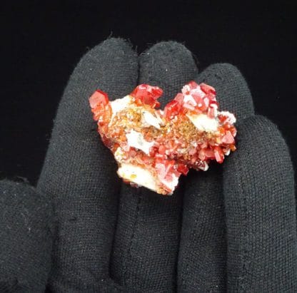 Vanadinite sur baryte, district de Mibladen, Maroc.