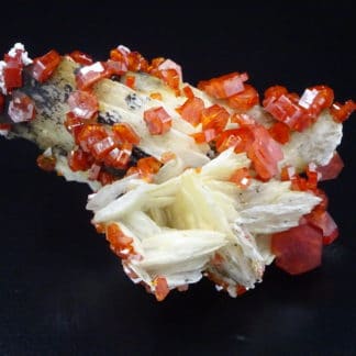 Vanadinite sur baryte crêtée, district de Mibladen, Maroc.