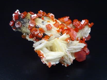 Vanadinite sur baryte crêtée, district de Mibladen, Maroc.