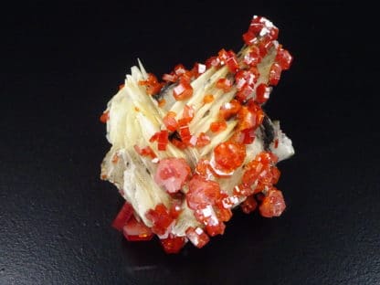 Vanadinite sur baryte crêtée, district de Mibladen, Maroc.