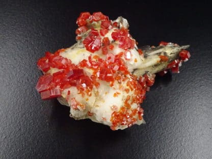 Vanadinite sur baryte crêtée, district de Mibladen, Maroc.