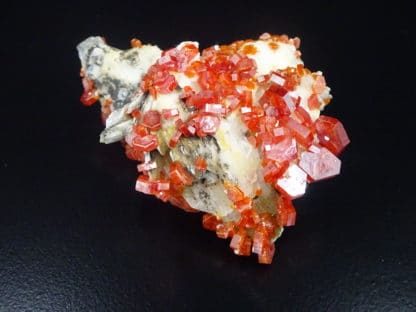 Vanadinite sur baryte crêtée, district de Mibladen, Maroc.