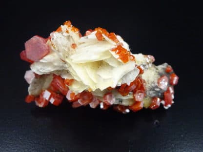 Vanadinite sur baryte crêtée, district de Mibladen, Maroc.