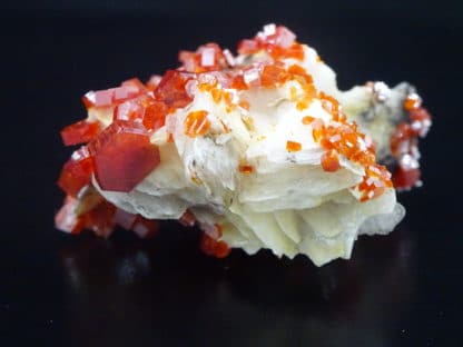 Vanadinite sur baryte crêtée, district de Mibladen, Maroc.