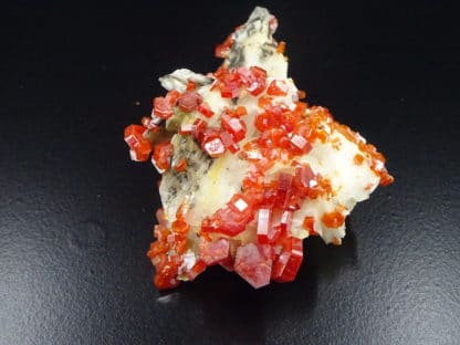 Vanadinite sur baryte crêtée, district de Mibladen, Maroc.