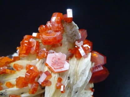 Vanadinite sur baryte crêtée, district de Mibladen, Maroc.