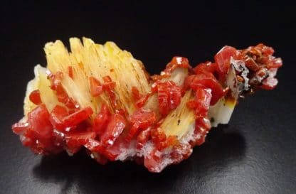 Vanadinite sur baryte, Mibladen, Maroc.