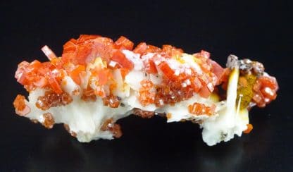 Vanadinite sur baryte, Mibladen, Maroc.