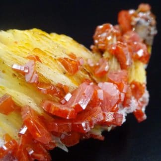 Vanadinite sur baryte, Mibladen, Maroc.