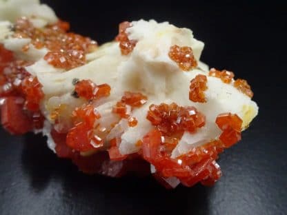 Vanadinite sur baryte, Mibladen, Maroc.