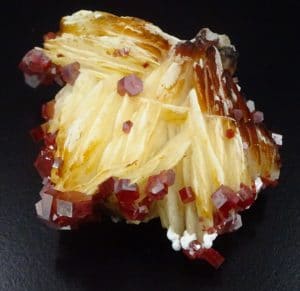 Vanadinite hexagonale sur baryte, Mibladen, Maroc.