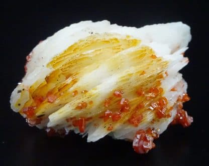 Vanadinite sur baryte en pompon, Mibladen, Maroc.