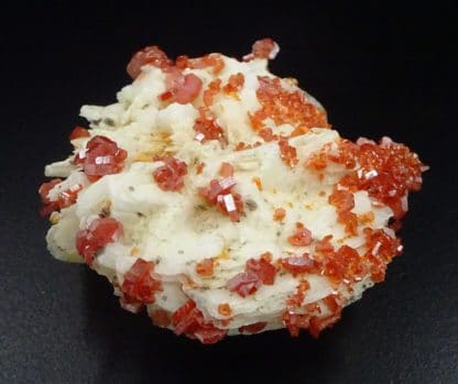 Vanadinite sur baryte en pompon, Mibladen, Maroc.