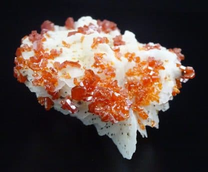 Vanadinite sur baryte en pompon, Mibladen, Maroc.