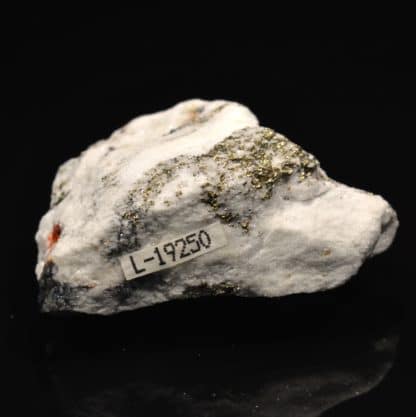 Hatchite, wallisite et réalgar, carrière de Lengenbach, Valais, Suisse.