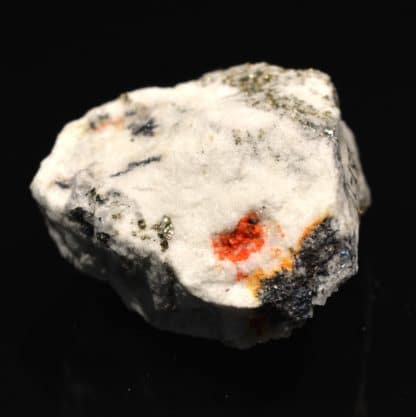 Hatchite, wallisite et réalgar, carrière de Lengenbach, Valais, Suisse.