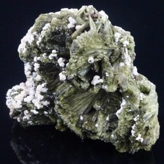 Epidote et prehnite, Quenast, Rebecq, Wallonie, Belgique.