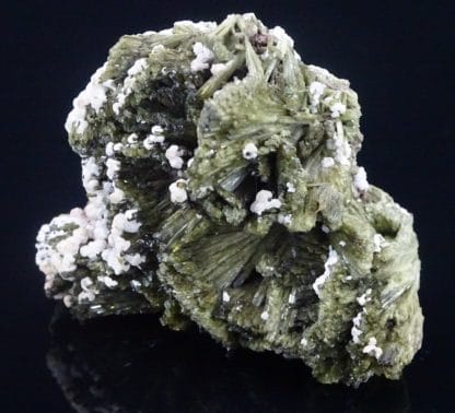 Epidote et prehnite, Quenast, Rebecq, Wallonie, Belgique.