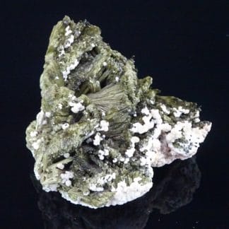 Epidote et prehnite, Quenast, Rebecq, Wallonie, Belgique.