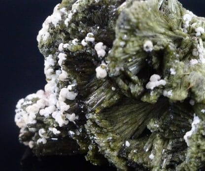 Epidote et prehnite, Quenast, Rebecq, Wallonie, Belgique.