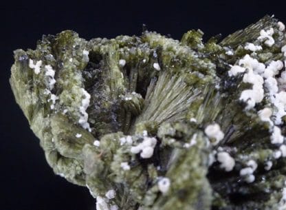 Epidote et prehnite, Quenast, Rebecq, Wallonie, Belgique.