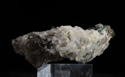 Fluorine octaédrique sur Quartz fumé, Chlorite, L’Aiguille Verte, Chamonix, Massif du Mont-Blanc, Haute-Savoie.