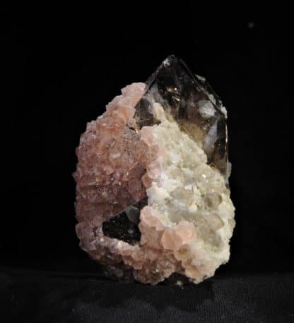 Fluorine rose, Quartz fumé, L’Aiguille Verte, Chamonix, Massif du Mont-Blanc, Haute-Savoie.