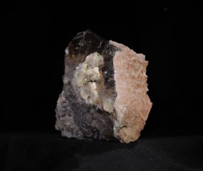 Fluorine rose, Quartz fumé, L’Aiguille Verte, Chamonix, Massif du Mont-Blanc, Haute-Savoie.