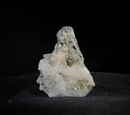 Bismuthinite et Pyrite sur Quartz, Meymac, Corrèze.
