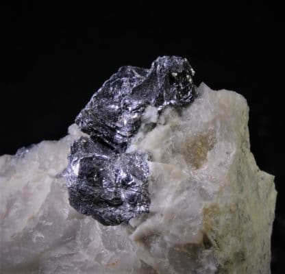 Molybdite (molybdénite) et quartz, Mont Larron, Saint-Julien-le-Petit, Haute-Vienne, Limousin.