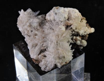 Aragonite aciculaire, Gergovie, Puy-de-Dôme, Auvergne-Rhône-Alpes.